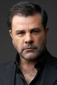 Foto de Eduardo Capetillo como Ricardo Urzúa Lozano