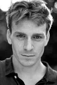 Foto de Edwin Thomas como Roger
