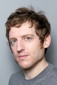 Foto de Elis James interpretando a The Marrieds en Sarah Chong Is Going to Kill Herself