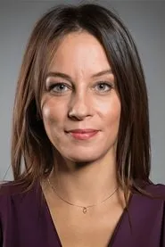 Foto de Emel Çölgeçen interpretando a Sema en Poyraz Karayel: Küresel Sermaye