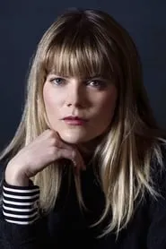 Emma Greenwell en Amor Y Amistad