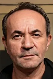 Retrato de Engin Yüksel