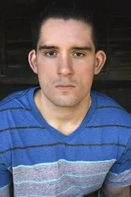 Foto de Eric Zettina interpretando a Ty Gibson en The Ouija Experiment 2: Theatre of Death