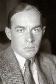 Foto de Erich Maria Remarque interpretando a Professor Pohlmann en Tiempo de amar, tiempo de morir