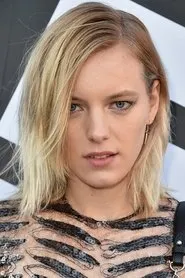 Erika Linder en Below Her Mouth