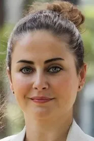 Esra Akkaya en Sé tú misma