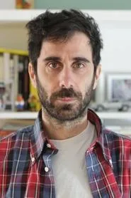 Foto de Esteban Menis interpretando a Dueño del bar en Cuando brillan las estrellas