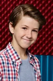 Foto de Ethan Wacker como Bernard 'Bernie' Schotz