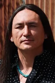 Foto de Eugene Brave Rock interpretando a The Chief en Wonder Woman