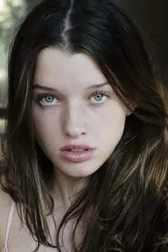 Foto de Ever Anderson interpretando a Young Natasha en Viuda negra