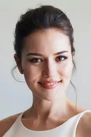 Fahriye Evcen en Amor sin fin