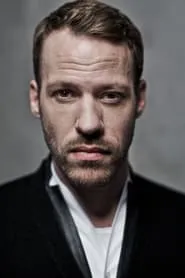 Foto de Falk Hentschel como David Leonhart