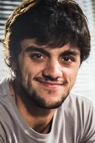 Foto de Felipe Simas como Jonatas Castro