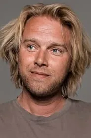 Foto de Felix Smith como Host