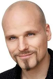 Foto de Fredrik Willstrand interpretando a Jöns-Olle en Bröstsim & gubbsjuka