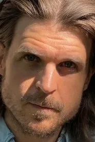 Foto de Gabriel Odenhammar como Max Svensson