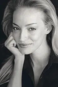 Foto de Genevieve Maylam interpretando a Tracy en Drowning on Dry Land