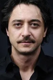 Foto de Gökçe Özyol interpretando a Dedektif en Hayat Sana Güzel