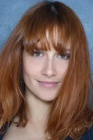 Foto de Gwendolyn Gourvenec interpretando a Clémence Roux en Crime à Biot