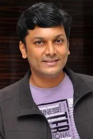 Foto de Harish Raghavendra interpretando a The Brother of Thirupathi en Thirupathi