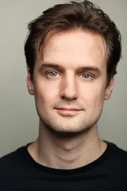 Henry Shields en A Christmas Carol Goes Wrong