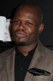 Foto de Hubert Koundé interpretando a Léopold en Le voyage de la Veuve