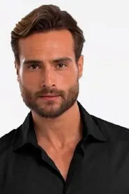 Foto de Isaac Alfaiate como João Costa de Santa Cruz