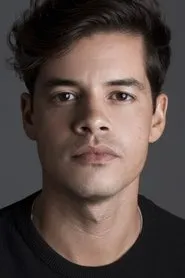 Foto de Ivo Lucas como Carlos, o Barman