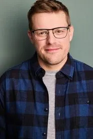 Foto de Jacob Craner interpretando a Porter / Flower / Ice Cream Guy / Pool Goer / Vampire (voice) en Barbie y Chelsea: El cumpleaños perdido