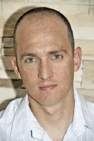 Foto de Javier Balas interpretando a Marty Farr (voice) en Atrapa la bandera
