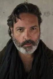 Foto de João Craveiro interpretando a Encarregado Pimenta en O Pio dos Mochos