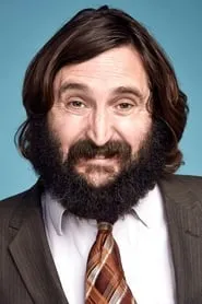 Foto de Joe Wilkinson como Simon