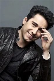 Foto de John Lloyd Young interpretando a Francis 'Frankie Valli' Castelluccio en Jersey Boys