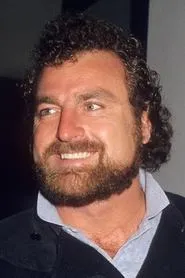 Foto de John Matuszak interpretando a Tonda en Cavernícola