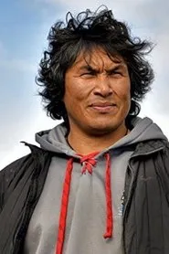 Johnny Issaluk en Falls Around Her
