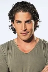 Foto de Jonathan Islas como Cristóbal León Altamira