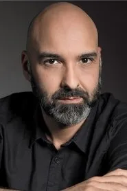 Foto de José Mateus como Dr. Abreu