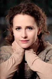Joséphine Serre en Cache Cash