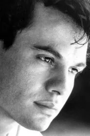Foto de Juan Gabriel interpretando a Self (archive footage) en Carlos Rivera: leyendas