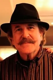 Juan Pinzás en Sombras de Nueva York