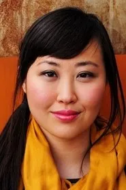 Julia Cho en Between Us