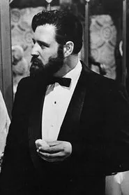 Julian Burton en Un cubo de sangre