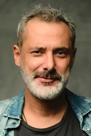 Foto de Kamil Güler interpretando a Levent en Aaahh Belinda