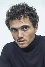 Karl Glusman en Please Baby Please