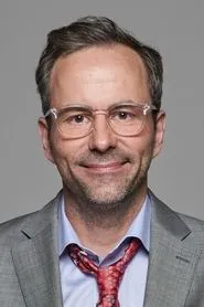 Foto de Kurt Krömer interpretando a Zoofachverkäufer en Conni & Co