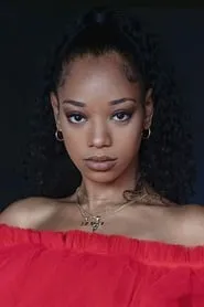 Foto de Kylie Jefferson interpretando a en Seis Triple Ocho