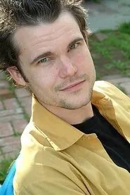 Foto de Larc Spies como Derrick Blank
