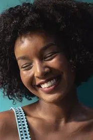 Foto de Larissa Nunes como Ivone Araújo