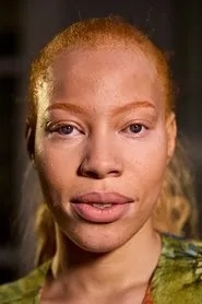 Latifa Mwazi en White Berry