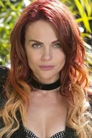 Foto de Laura Carmine como Esther Salazar Mata